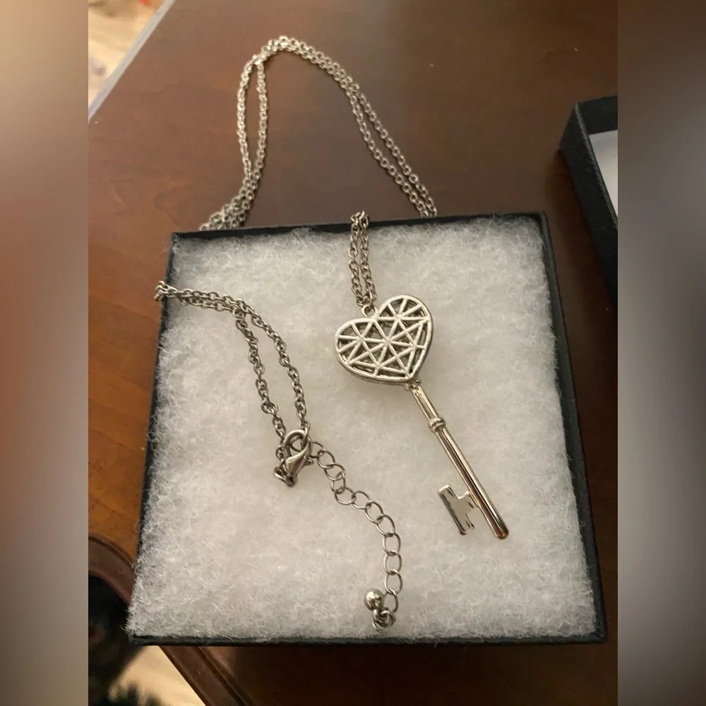 H&M Silver Heart Key Pendant Necklace - Picture 3 of 5